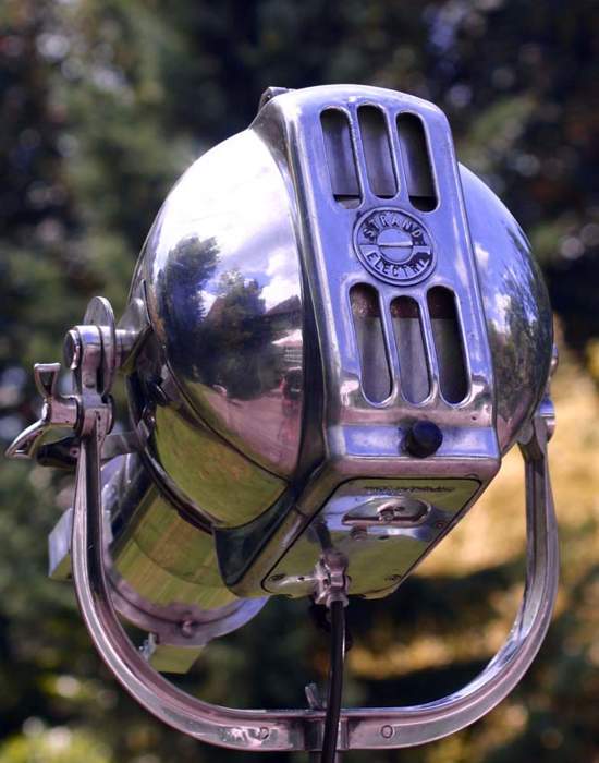 #0005: Walnut Tripod Theatre Light